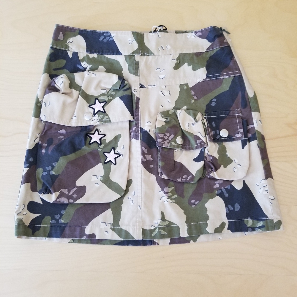 Vicolo Camo Print Star Details Pockets Mini Skirt Women/Girls XS (runs small)